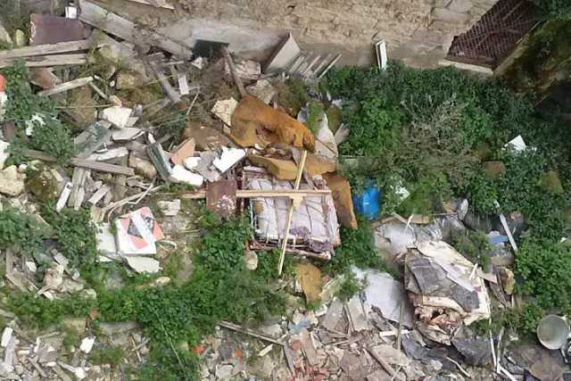 Via Crisanzio, tra due palazzi sorge una discarica a cielo aperto 